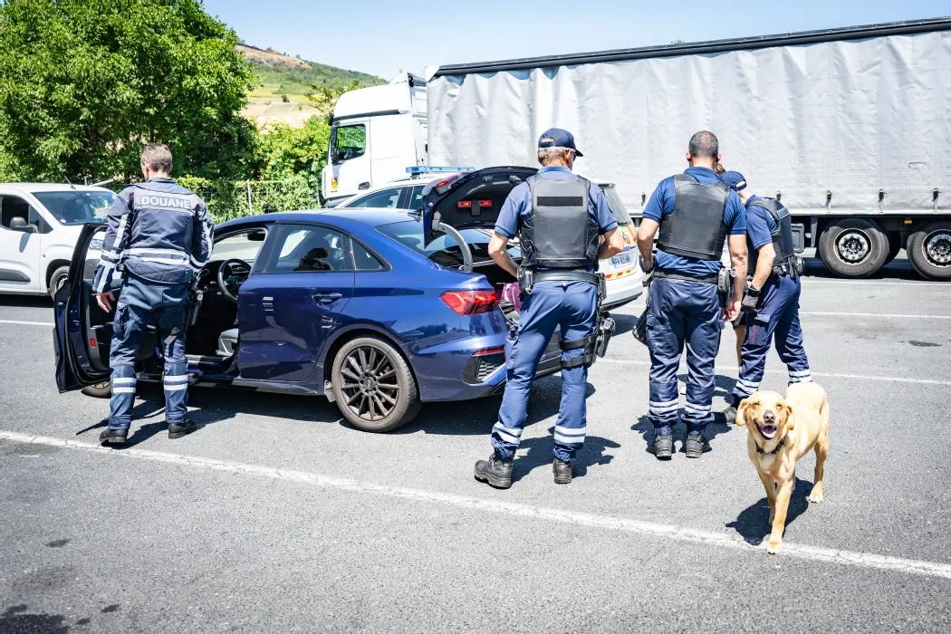En priode estivale, c'est toujours plus difficile" : sur les routes du  Puy-de-Dme  bord d'une escouade des douanes - La Montagne