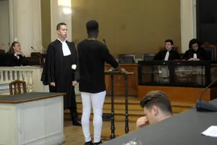 Des lycéens jouent deux procès au tribunal de Moulins