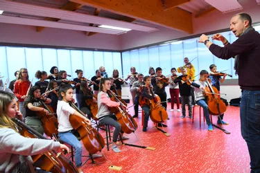 La classe orchestre d'un collège de l'Allier prête pour jouer au château de Fontainebleau
