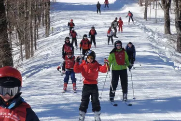 Les skieurs en herbe sur les pistes