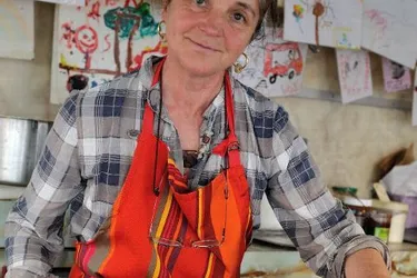 Dans son camion, Elisabeth Brogniart prépare ses tourtous depuis 20 ans sur le marché de Tulle