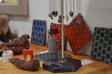 La lave transformée en bijoux s’expose à la boutique Escandilha à Brioude