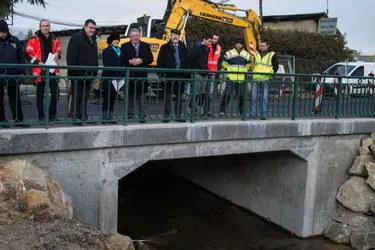 Les élus ont visité hier le chantier de la RD 269, marqué par la construction d’un nouveau pont