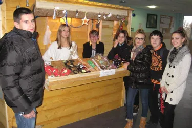 Un marché de Noël a ouvert ses portes au collège Marie-Curie