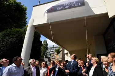 La salle des fêtes du carrefour Europe porte désormais le nom de l’ancienne ministre de VGE