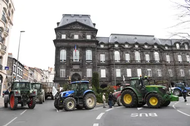 Les agriculteurs manifestent devant la préfecture de Clermont-Ferrand
