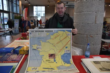 A la bourse multicollections d'Issoire, nous avons rencontré Stéphane, passionné de cartes scolaires anciennes