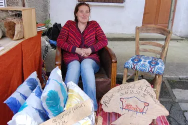 Marieke Jouhannel propose ses produits artisanaux sur le marché langeadois