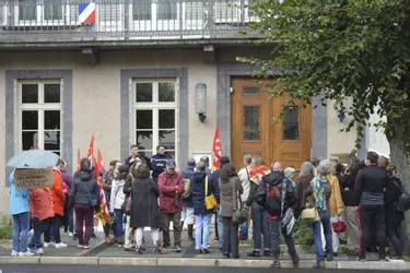 80 personnes mobilisées devant la sous-préfecture d'Ambert (Puy-de-Dôme) « face aux conditions de travail qui se dégradent »