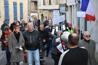 70 personnes ont défilé contre le pass sanitaire dans le vieux Montluçon (Allier) ce samedi 23 octobre