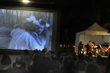 Chœur de violoncelles sur grand écran pour le ciné concert du Festival du moyen métrage