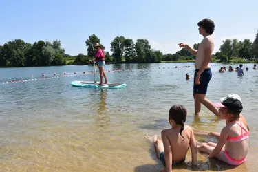 Le paddle à rame ou électrique, la nouveauté du plan d'eau d'Iloa à Thiers (Puy-de-Dôme) pour cet été