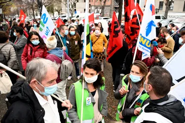 Coronavirus : les enseignants manifestent à Clermont-Ferrand (Puy-de-Dôme) pour obtenir plus de moyens sanitaires et humains