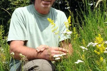 Denis Chaud parcourt la nature à la recherche de plantes qui serviront à se soigner et à se régaler