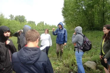 Les intervenants Aude Lagaly et David Olagnol, du SMAT, font découvrir un méandre de la rivière