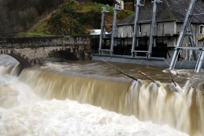 CPA Tulle, Les Inondations de Tulle, 24 Mars 1912, Le Pont de la Mairie