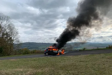 Une voiture prend feu près de Sauxillanges (Puy-de-Dôme)