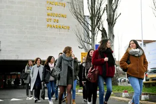 Les étudiants de l'Université Clermont Auvergne en santé et leurs parents se regroupent dans un collectif