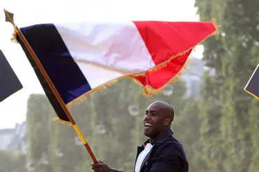 Le porte-drapeau Teddy Riner voit beaucoup de médailles pour les Français