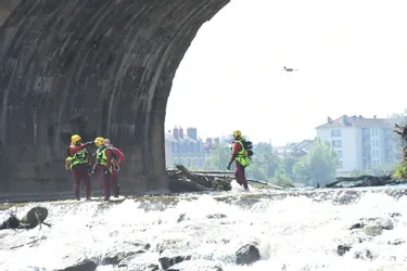 Les sapeurs-pompiers déploient un important dispositif pour rechercher un corps dans la rivière Allier à Moulins