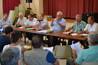 Le député André Chassaigne a invité les agriculteurs pour échanger sur son projet de loi