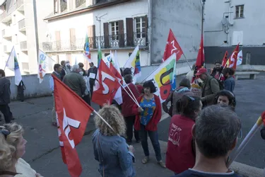 Une cinquantaine de syndicalistes enseignants mobilisés à Tulle revendiquent "un plan d'urgence pour l'Education nationale"
