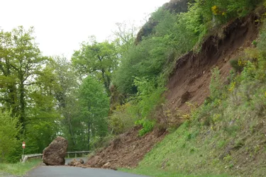 Un rocher de deux tonnes tombe sur la route