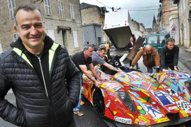 La voiture des 24 h du Mans de l’artiste Fernando Costa exposée au Garage