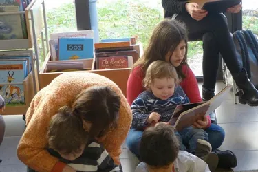 Des bébés lecteurs attentifs et appliqués