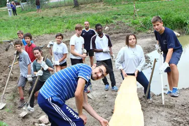 Le Domaine de la Planche a reçu 17 bénévoles issus de 7 pays, pour un chantier écologique