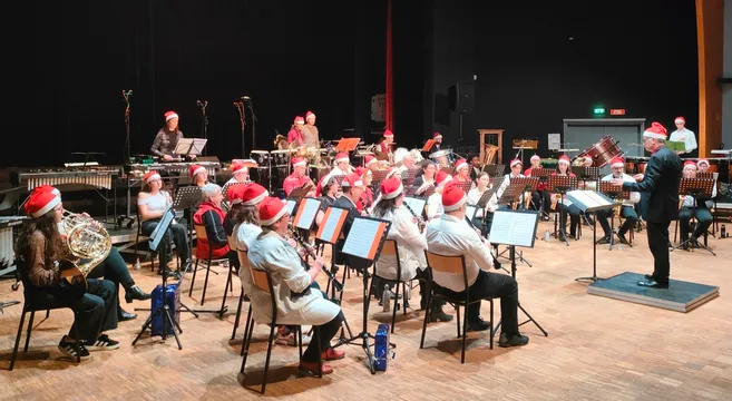 Symphonies Band Conduisant Des Matraques Professionnels
