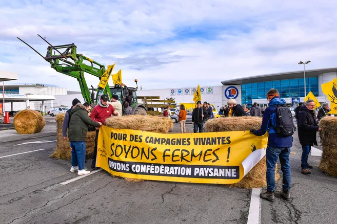 « Notre travail, il a un prix » : la Confédération paysanne a mené une action en zone nord de Limoges