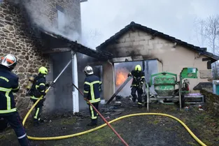 Le garage attenant à une maison d'habitation en feu à Anglards-de-Saint-Flour (Cantal)