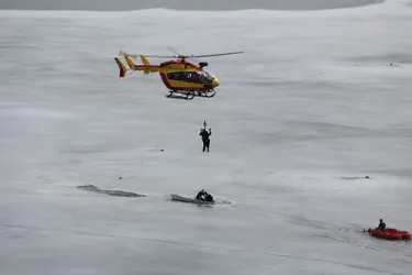 Deux jeunes hommes tombent dans le lac gelé