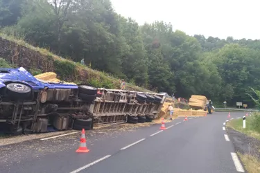 Un camion transportant 18 tonnes de foin se renverse sur la RN 122 dans le Cantal