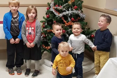 Les enfants réunis pour la fête de Noël
