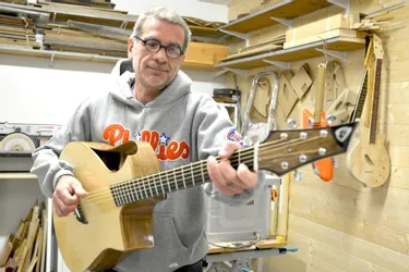 Creusois depuis 2014, Franck Labarre, luthier ingénieux, pourrait faire guitare de tout bois