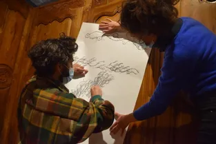 Un duo d'artistes au contact des élèves de l'école de Vieillespesse (Cantal)
