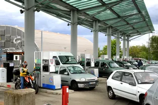 Carburant : les stations pas encore sur la réserve malgré le blocage de Cournon