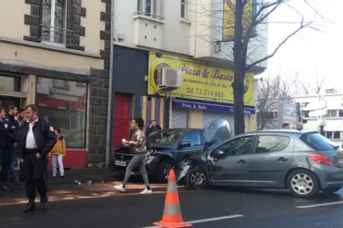 Deux voitures en stationnement percutées boulevard Jean-Baptiste-Dumas à Clermont-Ferrand