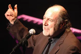 Le chanteur avait fait un tour de chants très apprécié au théâtre du Puy-en-Velay en 2009