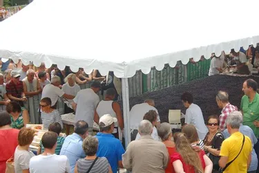 La seizième fête de la myrtille a attiré, hier, près de 1.300 visiteurs venus savourer la tarte géante