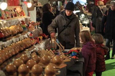 Animations, bonnet, cadeaux, vin chaud, le marché de Noël reste ouvert jusqu’à 18 heures.