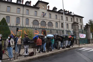 Le lycée Émile-Duclaux d'Aurillac (Cantal) bloqué pour demander la suppression des épreuves du bac en présentiel