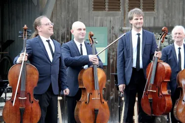 Quatre violoncellistes russes sur scène