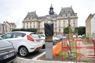 Le stationnement reste gratuit mais sera limité à 4 heures sur le parking derrière la mairie de Vichy (Allier)