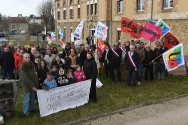 Rassemblement contre les fermetures de classes de Bezenet et Saint-Yorre