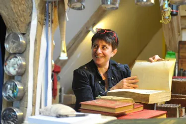 Rencontre avec la première restauratrice de livres anciens de l’Allier, Marie Bertinotti