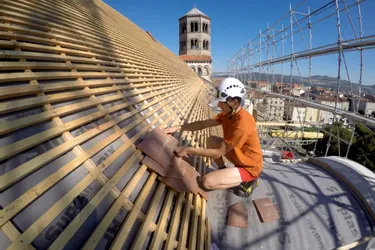 A Issoire (Puy-de-Dôme), la toiture du centre Nicolas-Pomel va bientôt se couvrir de 65.000 tuiles
