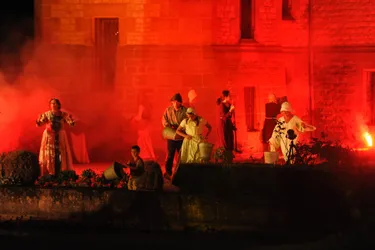 200 bénévoles mettent en scène les spectacles de son et lumière au château de l'Augère dans l'Allier